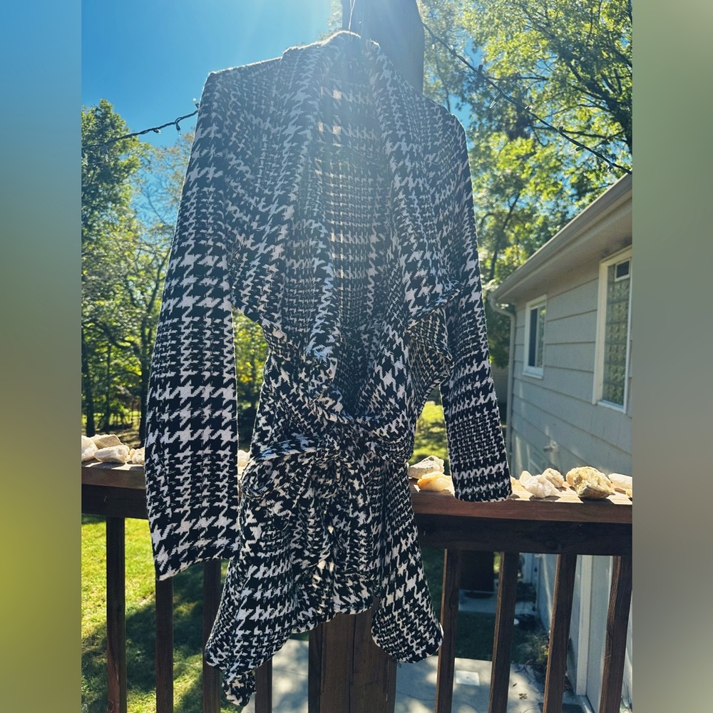HYFVE black and white knit open belted long flowy cardigan EUC